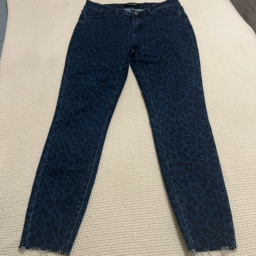 Judy Blue Women’s Cheetah Print Dark Wash Denim Skinny Jeans 11/30 Raw Hem